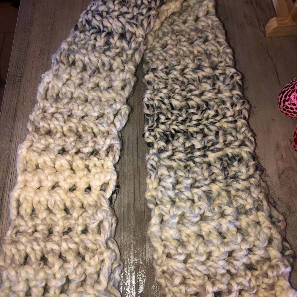 Cream/ blue Finger crochet scarf